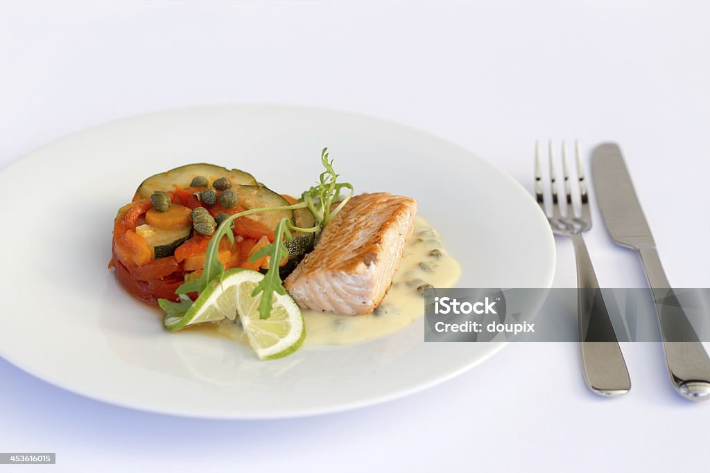 Filete de pescado y vegetales, salsa - Foto de stock de Alcaparra libre de derechos