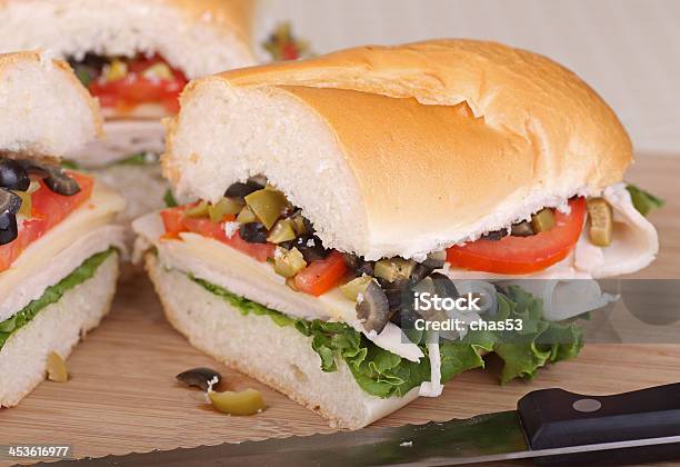 スライストルコのサンドイッチ - オリーブのストックフォトや画像を多数ご用意 - オリーブ, トマト, パン