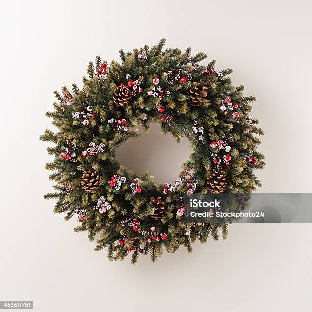 Foto de Introdução Coroa De Natal e mais fotos de stock de Céu Tempestuoso - Céu Tempestuoso, Natal, Coroa de flores - Arranjo de Flores