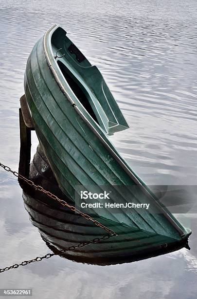 Rudern Boot Sinken Stockfoto und mehr Bilder von Abgeschiedenheit - Abgeschiedenheit, Alt, Blau