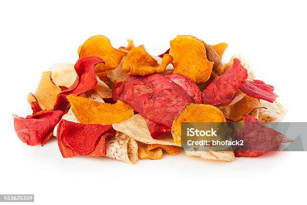 Foto de Legumes Orgânicos Frescos Cortados Batata Chips e mais fotos de stock de Alimentação Não-saudável - Alimentação Não-saudável, Amarelo, Amontoamento