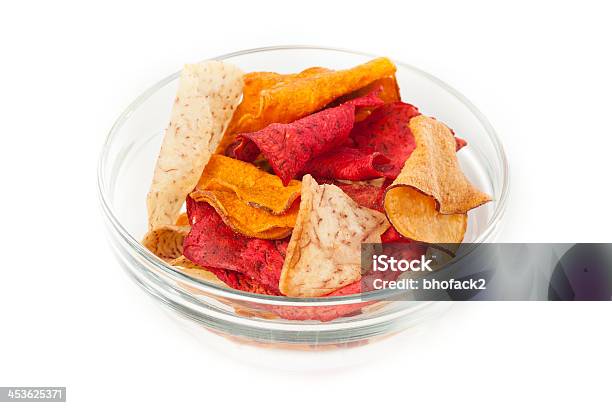 Chips De Vegetales Orgánicos Frescos De Corte Foto de stock y más banco de imágenes de Alimento - Alimento, Amarillo - Color, Comida gourmet