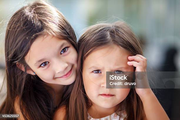 Little Fofo Irmãs - Fotografias de stock e mais imagens de 2-3 Anos - 2-3 Anos, 4-5 Anos, Alegria
