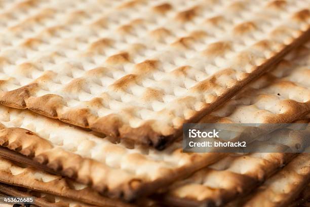 Photo libre de droit de Plats Casher Matzo Biscuits Maison banque d'images et plus d'images libres de droit de Aliment - Aliment, Blé complet, Blé entier