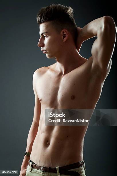 Modelo Sobre Fondo Negro Foto de stock y más banco de imágenes de Adulto - Adulto, Adulto joven, Anatomía