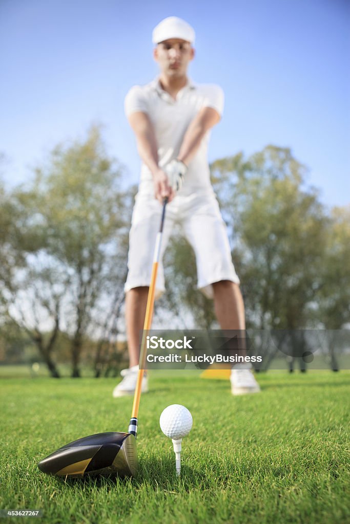 Uomo sul campo da golf - Foto stock royalty-free di Adulto