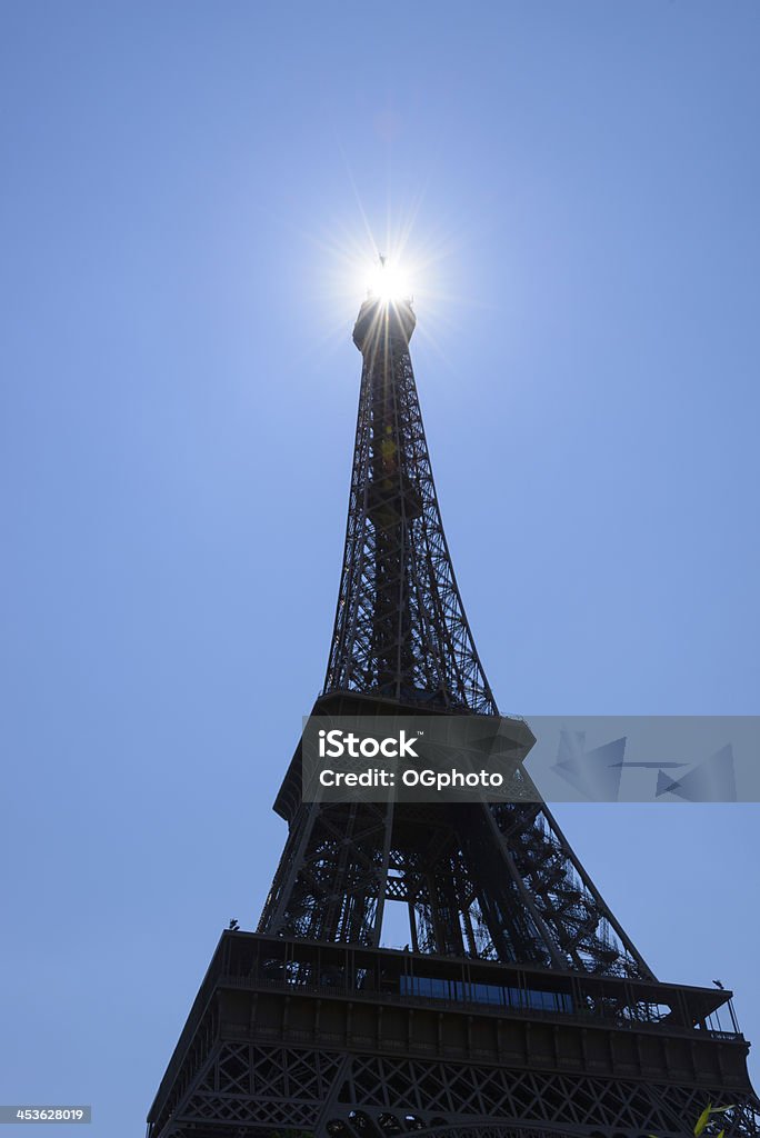 Sonne scheint durch die auf den Eiffelturm, Paris - Lizenzfrei Alt Stock-Foto