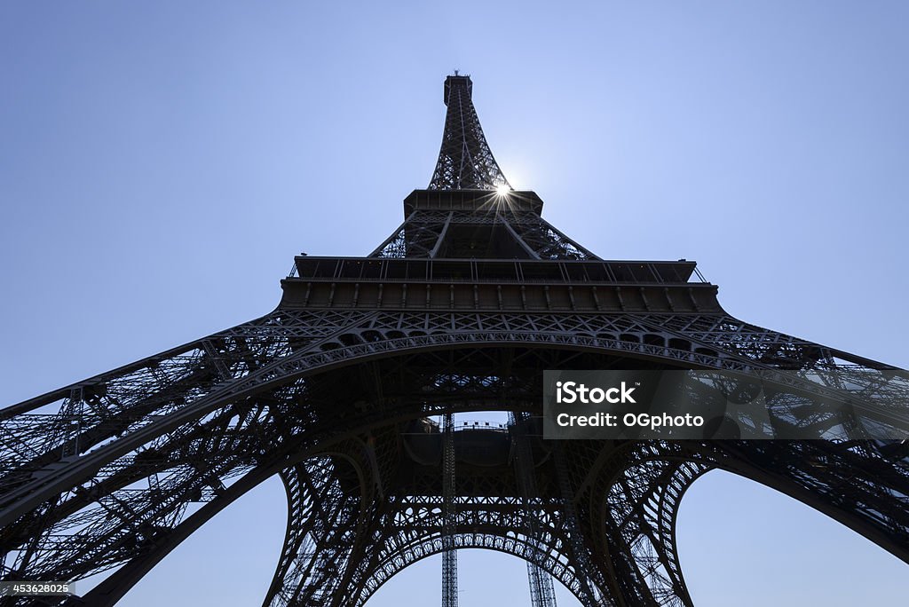 Rayos del sol a través de marco de la torre Eiffel, París - Foto de stock de Acero libre de derechos