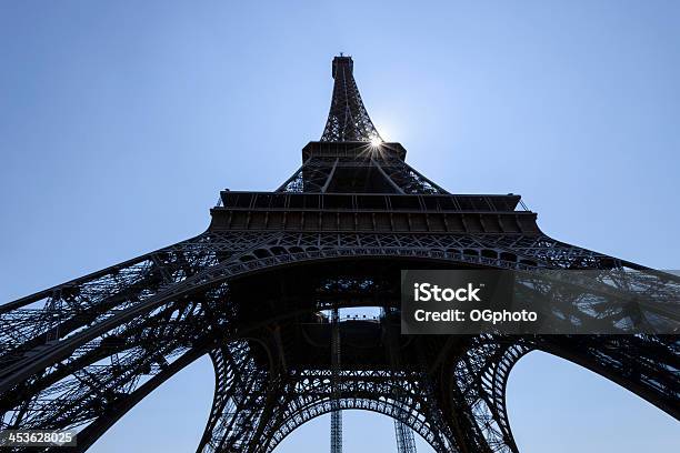 Rayos Del Sol A Través De Marco De La Torre Eiffel París Foto de stock y más banco de imágenes de Acero
