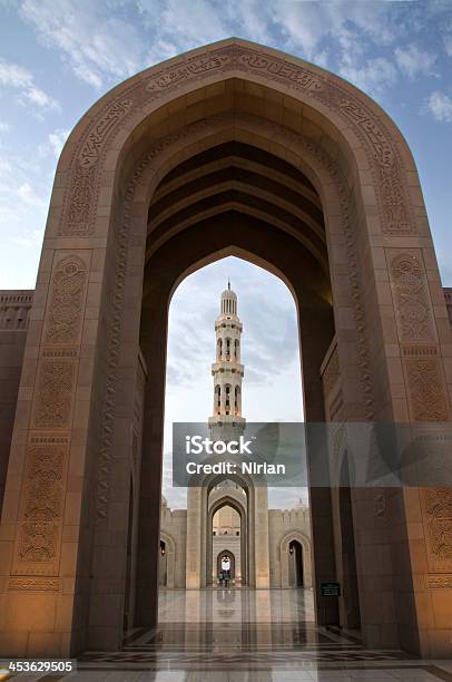 Photo libre de droit de Grande Mosquée Du Sultan Qaboos Muscat Oman banque d'images et plus d'images libres de droit de Arabie - Arabie, Arc - Élément architectural, Architecture