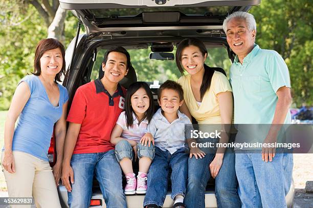 제의됨 부품군 앉아 테일게이트 자동차 가족에 대한 스톡 사진 및 기타 이미지 - 가족, 다세대 가족, 일본 민족