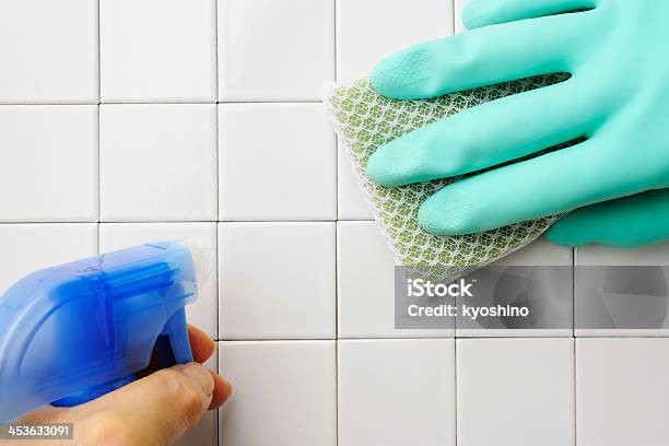クローズアップショットのタイル張り手の洗浄 - 1人のストックフォトや画像を多数ご用意 - 1人, お手洗い, からっぽ