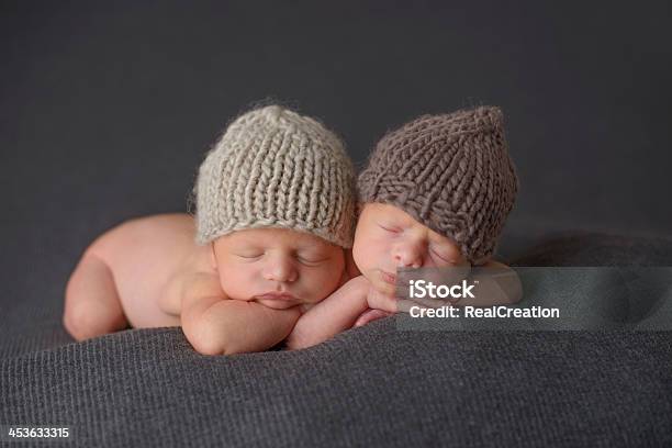 Recién Nacido Durmiendo En Tejido De Sombreros Camas Gemelas Foto de stock y más banco de imágenes de Dormir