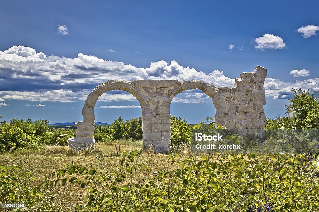 Romana antica Burnum sito archeologico - Foto stock royalty-free di Acquedotto