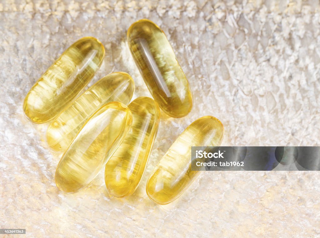 Capsules d'huile de poisson frais rouge saumon sauvage de la peau - Photo de Aliment cru libre de droits