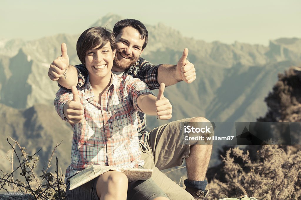 Jovem Casal com polegares para cima no topo da montanha - Royalty-free Adulto Foto de stock