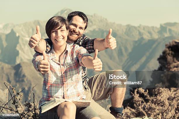 Jovem Casal Com Polegares Para Cima No Topo Da Montanha - Fotografias de stock e mais imagens de Adulto