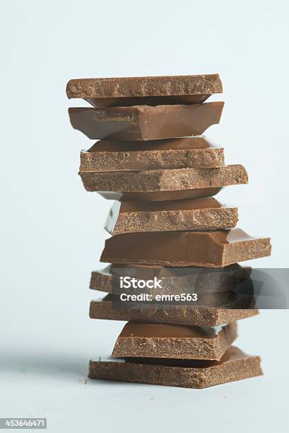 Foto de Peças De Chocolate Ao Leite e mais fotos de stock de Alimentação Não-saudável - Alimentação Não-saudável, Bloco, Carboidrato - Comida