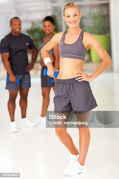 Sportliche Frau Posieren Mit Freunden Fitnessraum Stockfoto und mehr Bilder von Aerobic - Aerobic, Afrikanischer Abstammung, Afro-amerikanischer Herkunft