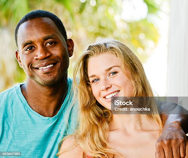 Photo libre de droit de Heureux Couple Mixte Profiter De Lété banque d'images et plus d'images libres de droit de Afro-américain - Afro-américain, Cheveux blonds, Hommes