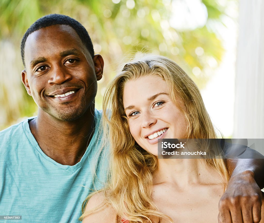 Casal feliz casal desfrutando de verão - Foto de stock de Afro-americano royalty-free