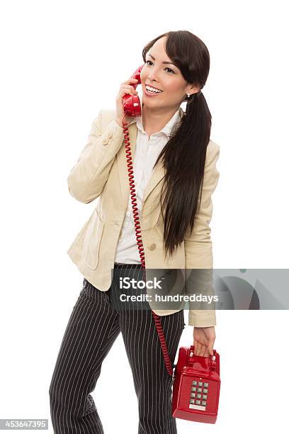 Jovem Mulher De Negócios Fala No Telefone Retro - Fotografias de stock e mais imagens de 20-29 Anos - 20-29 Anos, A usar um telefone, Adulto