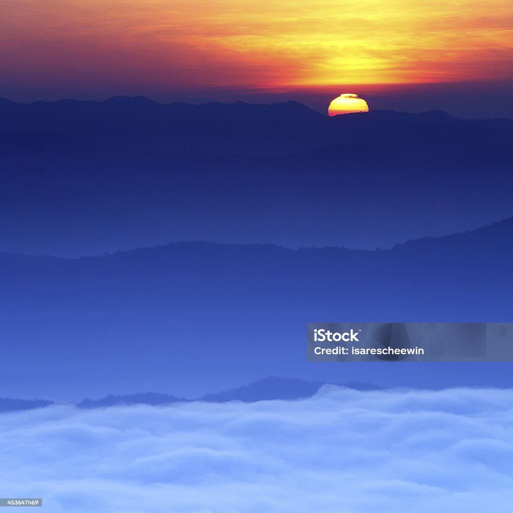 Восход солнца над туман, Горы - Стоковые фото Азия роялти-фри