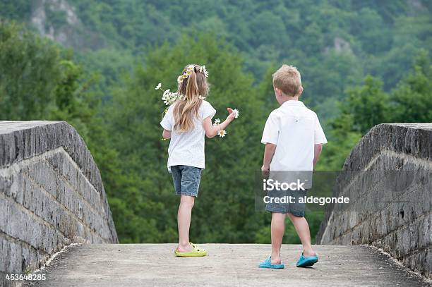 Bambina Con Daisies Tra I Capelli - Fotografie stock e altre immagini di Albero - Albero, Allegro, Ambientazione esterna