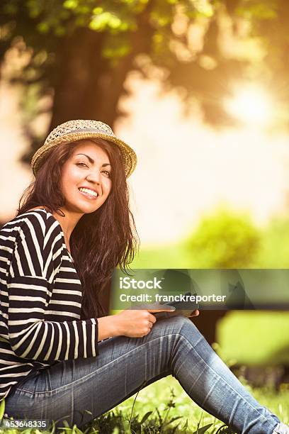 Junge Erwachsene Frau Mit Tabletpc Surfen Stockfoto und mehr Bilder von Arbeiten - Arbeiten, Ausrüstung und Geräte, Berühren