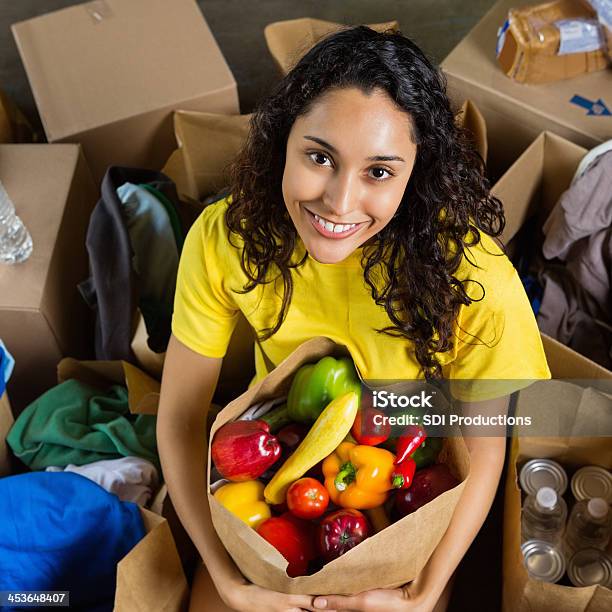 Hübsche Freiwilligen Mit Tasche An Gesunden Lebensmittel Spenden Stockfoto und mehr Bilder von Halten