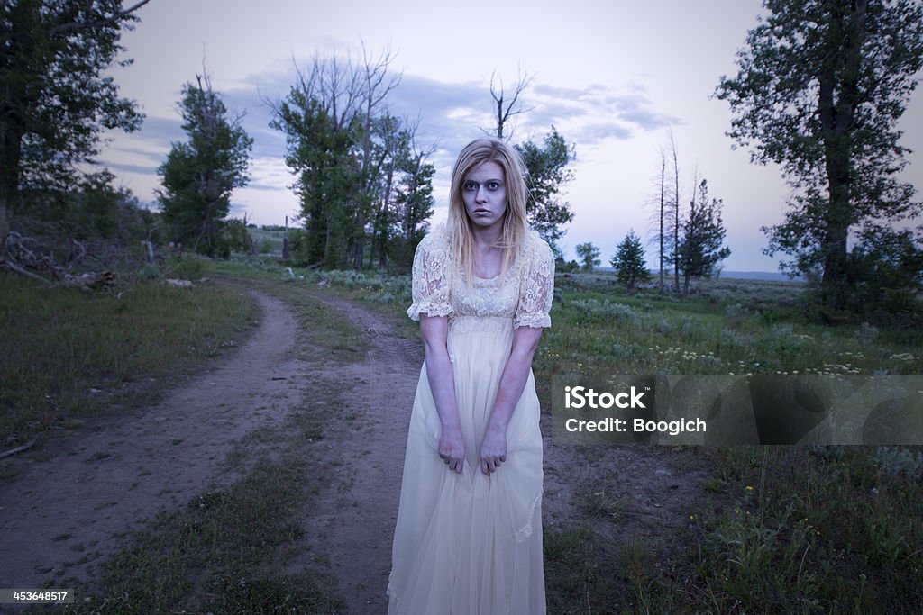 Assustador fantasma Lady na floresta - Foto de stock de Adulto royalty-free
