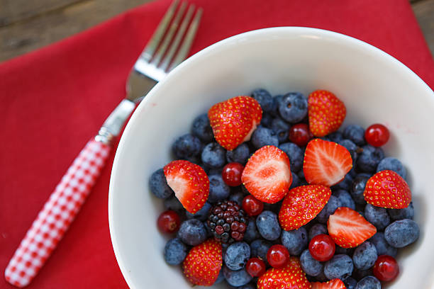 morango fresco, groselha vermelha, blackberry e mirtilo como healt - blackberry currant strawberry antioxidant imagens e fotografias de stock