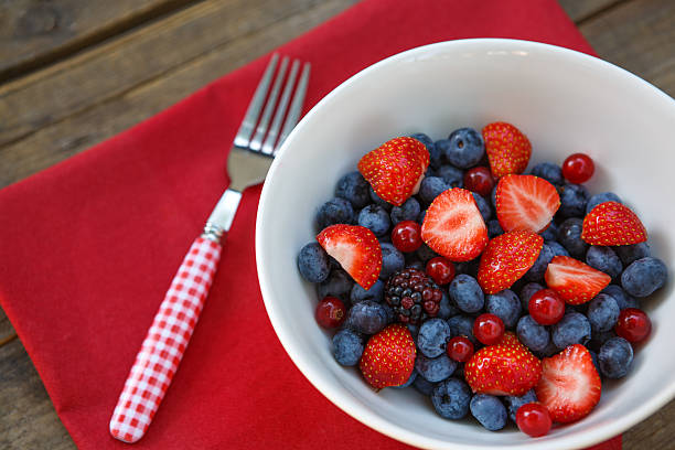 morango fresco, groselha vermelha, blackberry e mirtilo como healt - blackberry currant strawberry antioxidant imagens e fotografias de stock