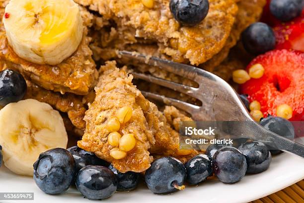 Photo libre de droit de Végétarien Petitdéjeuner De Crêpes Wheatberries Avec Fruits banque d'images et plus d'images libres de droit de Banane - Fruit exotique