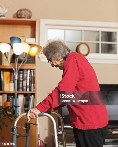 Foto de Sênior Mulher Usando Ortopédico Walker Em Casa e mais fotos de stock de Adulto - Adulto, Andador - Equipamento Ortopédico, Andar