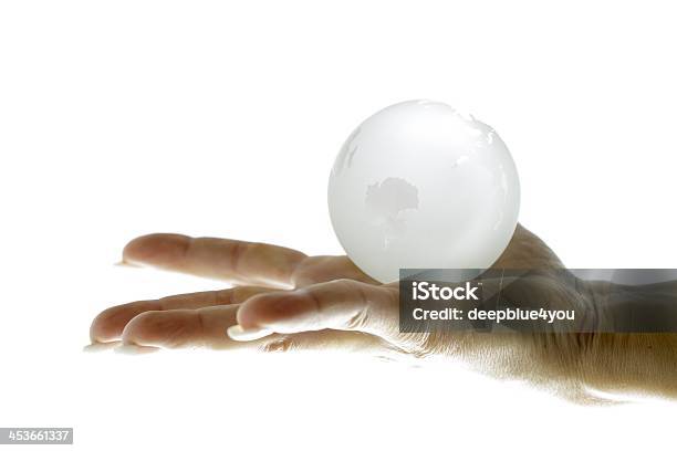 Globe 지구별 유리컵 Ball In 휴머니즘 손을 인명별 수정 구슬에 대한 스톡 사진 및 기타 이미지 - 수정 구슬, 사람들, 쥠
