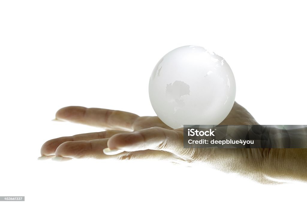 Глобус земли с стекло мяч в человеческой руки на белый - Стоковые фото Шар предсказаний роялти-фри