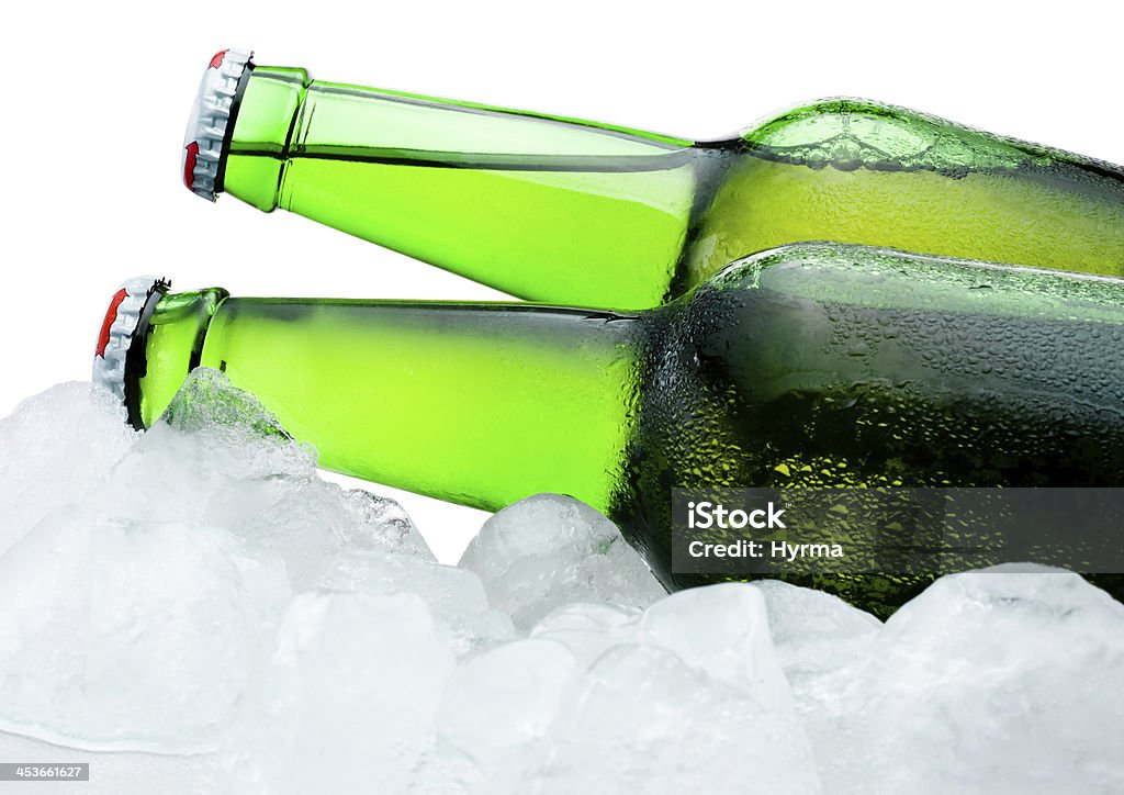 Zbliżenie dwie zielone butelki piwa w lodzie cool - Zbiór zdjęć royalty-free (Alkohol - napój)