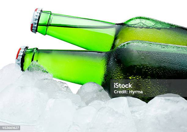 Zbliżenie Dwie Zielone Butelki Piwa W Lodzie Cool - zdjęcia stockowe i więcej obrazów Alkohol - napój - Alkohol - napój, Bańka, Białe tło