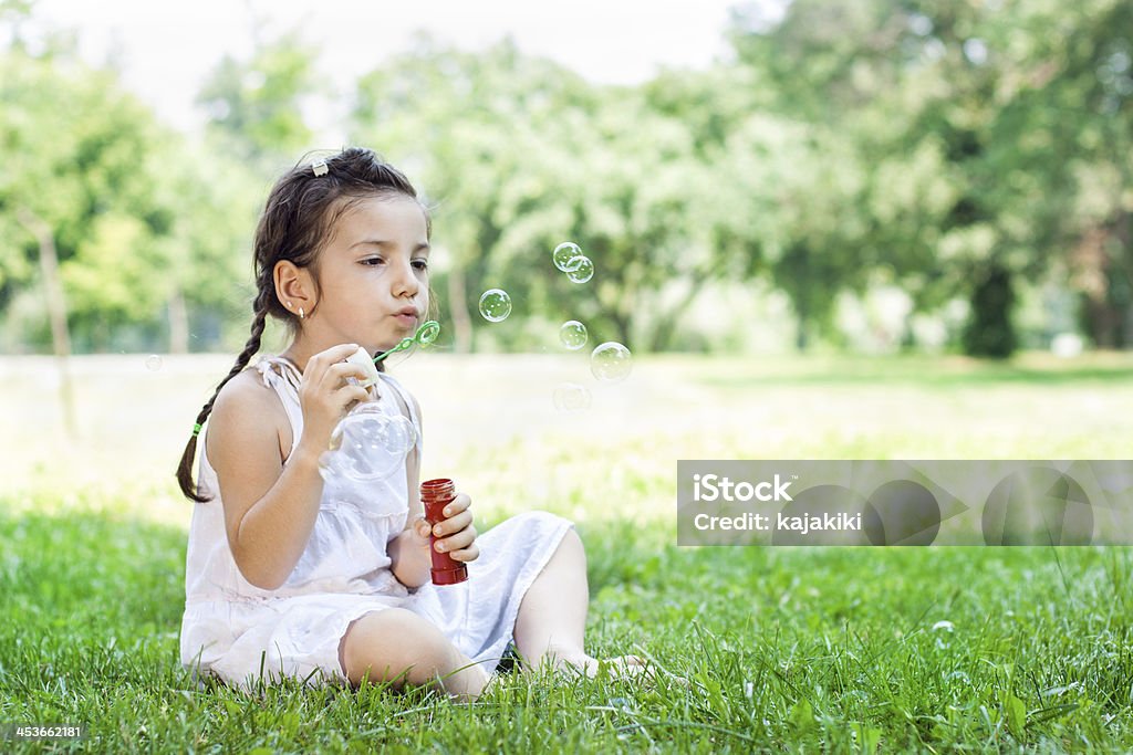 Little Girl Soplando burbujas - Foto de stock de 4-5 años libre de derechos