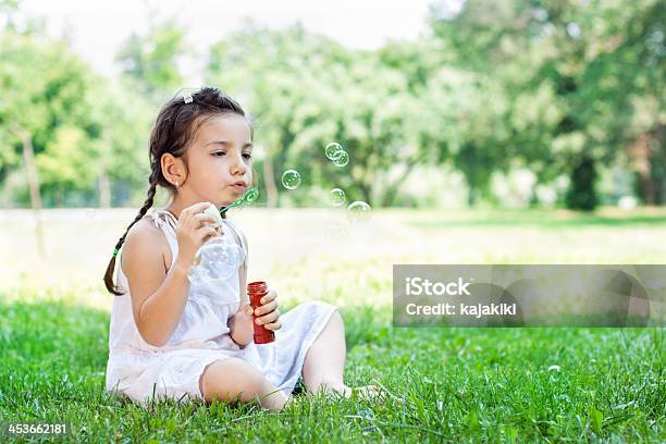 Little Girl Soplando Burbujas Foto de stock y más banco de imágenes de 4-5 años - 4-5 años, Actividades recreativas, Aire libre