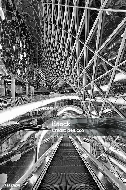 Telhado De Vidro Construção E De Reflexos - Fotografias de stock e mais imagens de A caminho - A caminho, Abstrato, Adulto