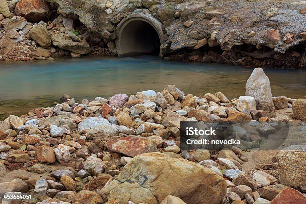 Cano De Esgoto De Água Industrial - Fotografias de stock e mais imagens de Ao Ar Livre - Ao Ar Livre, Azul, Betão