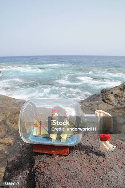 Foto de Vela Navio Em Garrafa e mais fotos de stock de Acessibilidade - Acessibilidade, Azul, Azul escuro