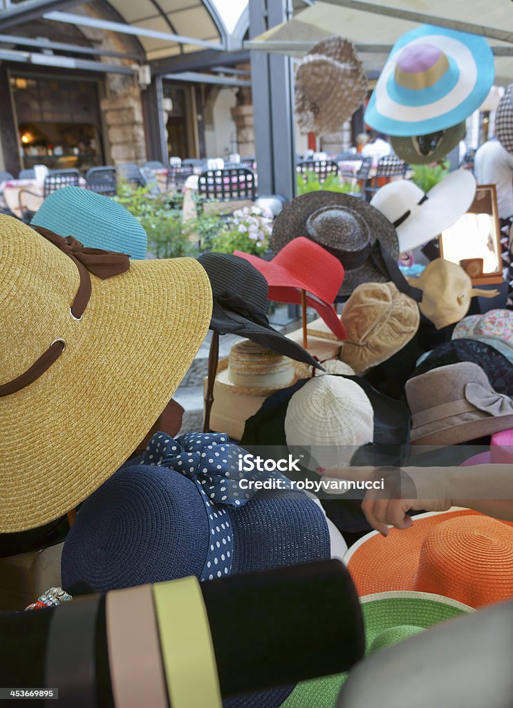 Panamas et des bonnets dans la rue du Marché - Photo de Accessoire libre de droits