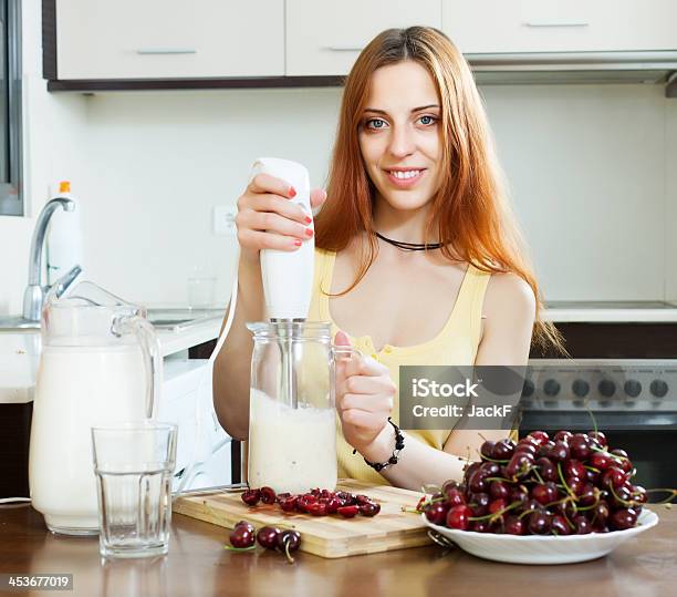 Fröhlich Hausfrau Kochen Mit Kirsche Stockfoto und mehr Bilder von Abnehmen - Abnehmen, Beere - Obst, Cocktail