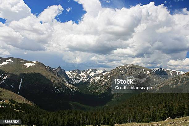 Ancoranevoso Maroon Bells In Montagne Rocciose - Fotografie stock e altre immagini di Albero - Albero, Ambientazione esterna, Bellezza naturale