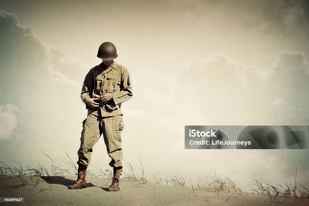 Lonely WWII Soldier Retrato-sueños de casa - Foto de stock de Segunda Guerra Mundial libre de derechos