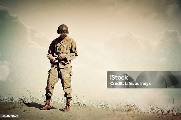 Lonely Wwii Soldier Retratosueños De Casa Foto de stock y más banco de imágenes de Segunda Guerra Mundial - Segunda Guerra Mundial, Personal militar, Soldado - Ejército de Tierra