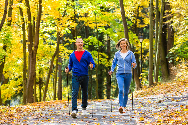 건강한 라이프스타일-젊은 직원관리 노르딕 산책용 in park - nordic walking walking relaxation exercise women 뉴스 사진 이미지